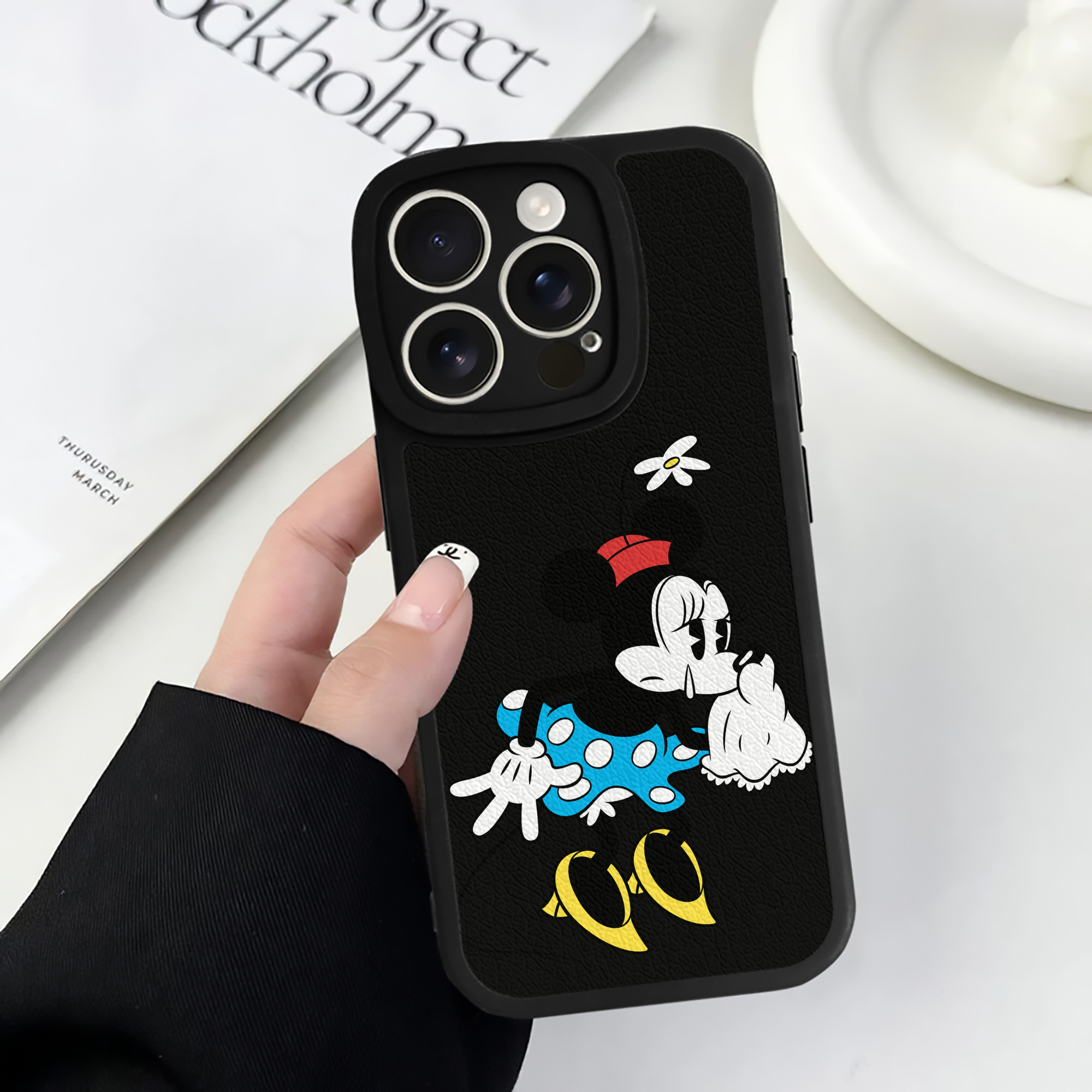 （画像用） ミッキーマウス Mickey Mouse 【iPhone 16シリーズ対応】シリコンスマホケース（レザー調） 材質：シリコン